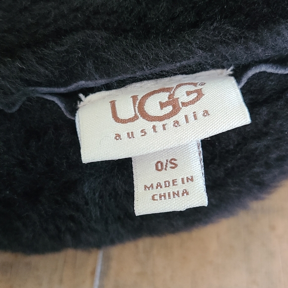 UGG bucket hat and fingerless gloves - Picture 4 of 4